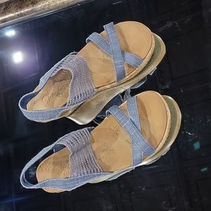 Blue denim, Skechers Lux Foam sandals, size 6